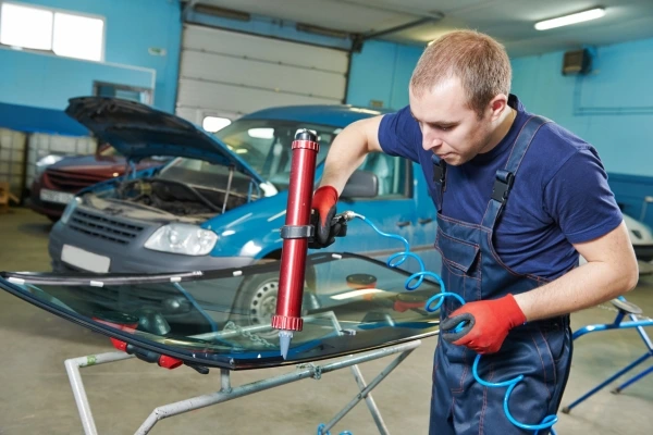 A-technician-using-a-machine-to-repair-a-windscreen-chip