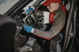 Steering-Wheel-Shaking-While-Driving-Mechanic-diagnosing-the-cause